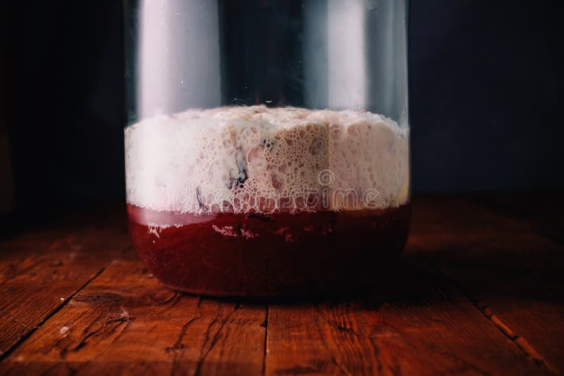 黑麦面包木槿自制kvass kvas制作过程. 来自糖的高泡沫和酵母质朴背景. 斯拉夫 库存图片