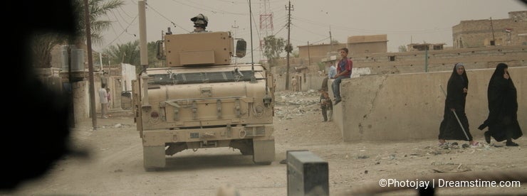 Gunner connects with Iraqi children during patrol