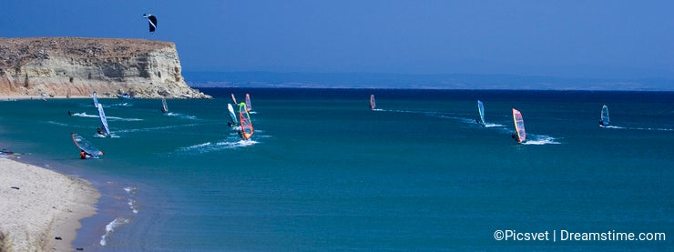 WINDSURFERS LEARNING.