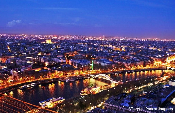 Awesome night Paris scene in HDR