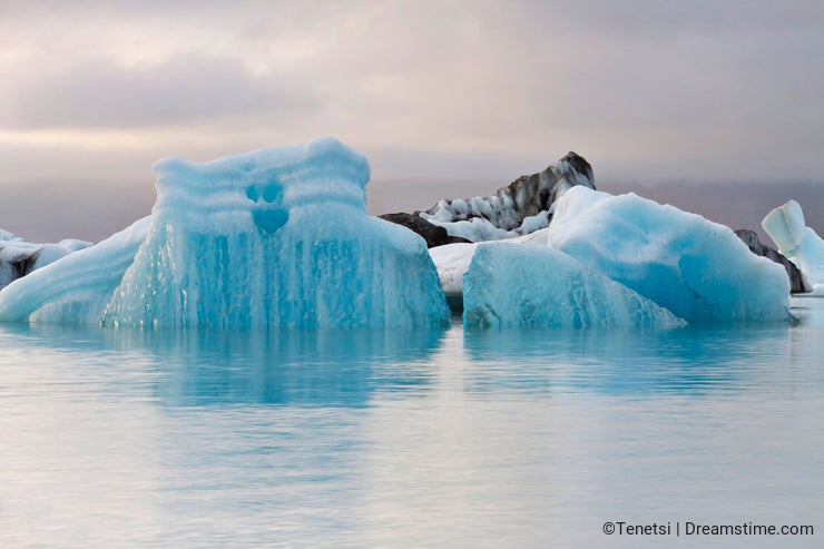 Iceland: Icebergs in glacier lake