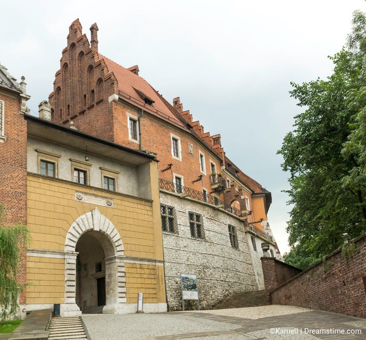 Wawel castle , entrance