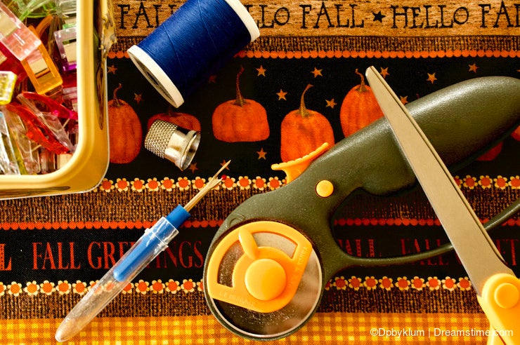 A still-life photo of quilting supplies used in making a table runner.