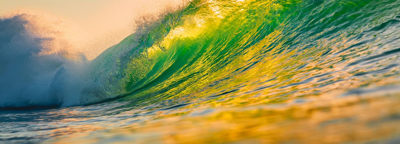 vague de baril d océan au coucher du soleil parfaite pour surfer en hawaï