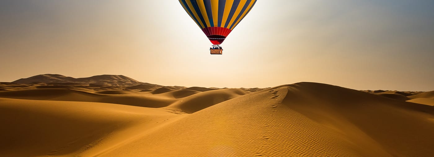 pustynia i gorące powietrze balonu krajobraz przy wschodem słońca