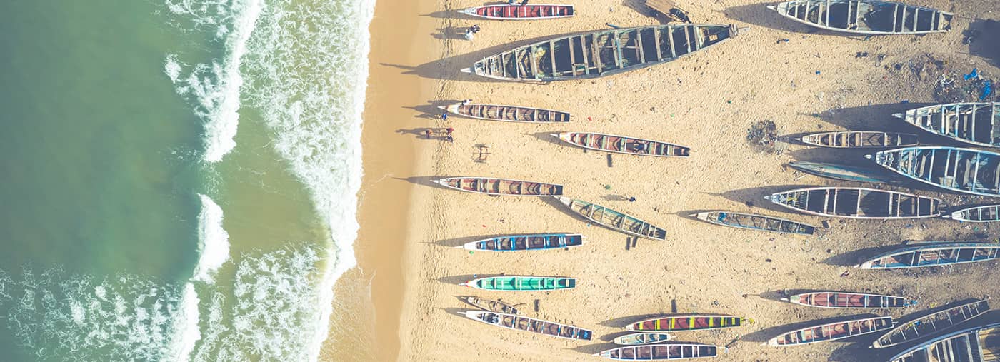 vista aérea das aldeias de pesca barcos pirogues em kayar senegal foto feita por drone cima paisagens africanas
