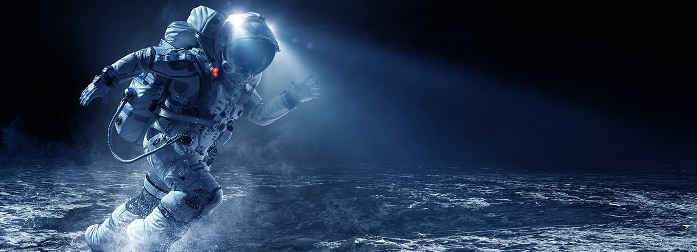 espaçador correndo rápido mídia mista astronauta em trajes espaciais na superfície do planeta