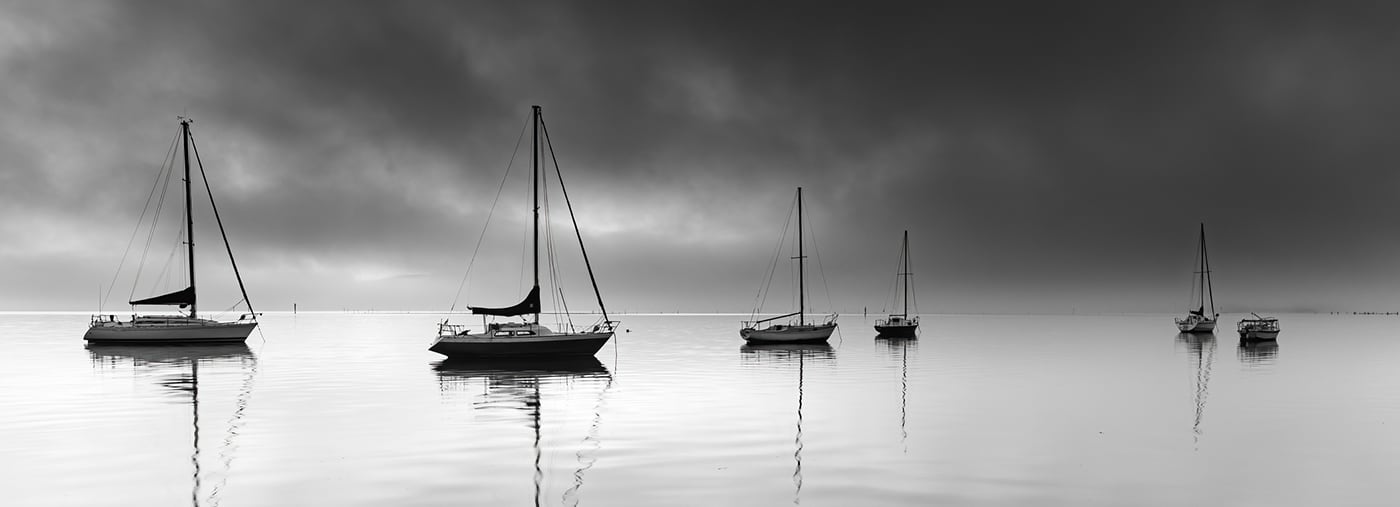 manhã de névoa monocromática no porto paisagem nura do nascer sol da nebulosa com barcos a preto e branco partir frente d água