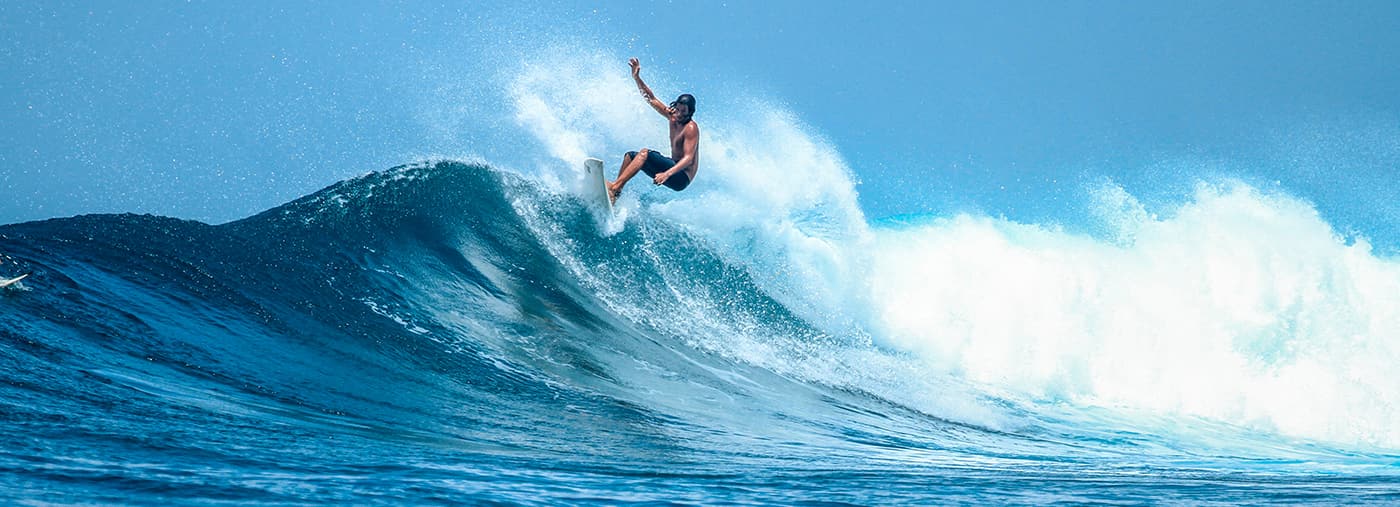 surfista em uma perfeita linha azul aquamarina vazia para surfar no oceano índico de água limpa perfeito aquamarine índio perto