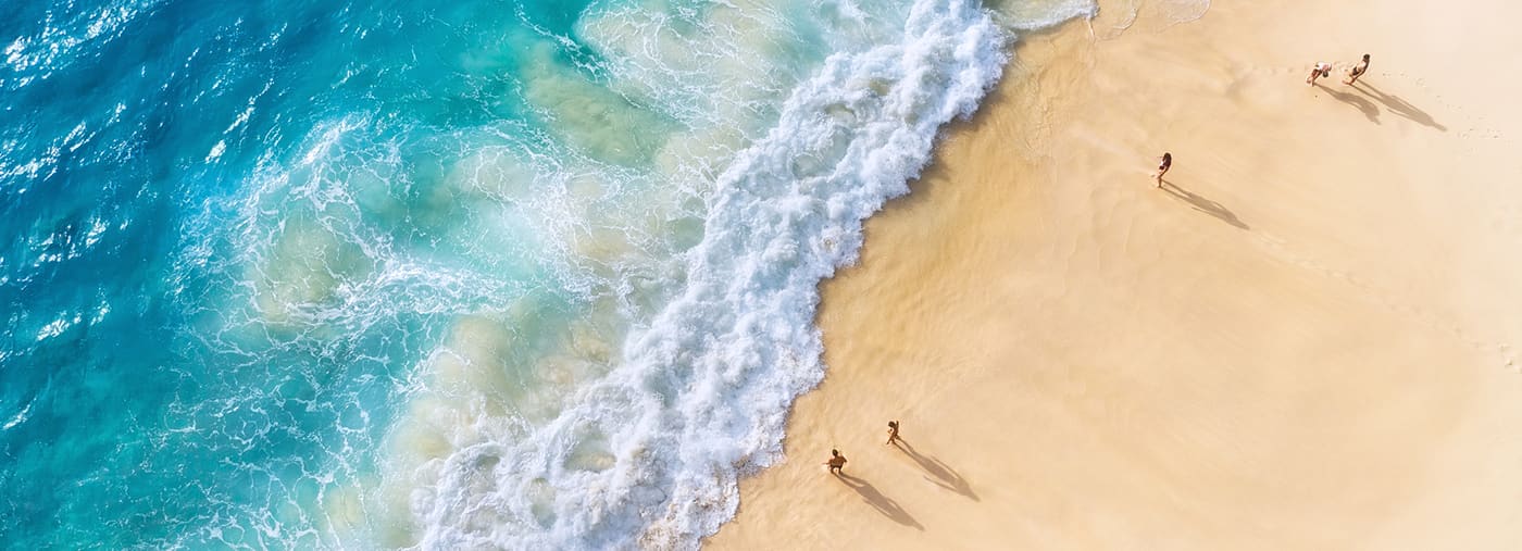 praia e grandes ondas oceânicas costa como fundo a partir do topo de água azul drone paisagem verão no ar imagem viagem
