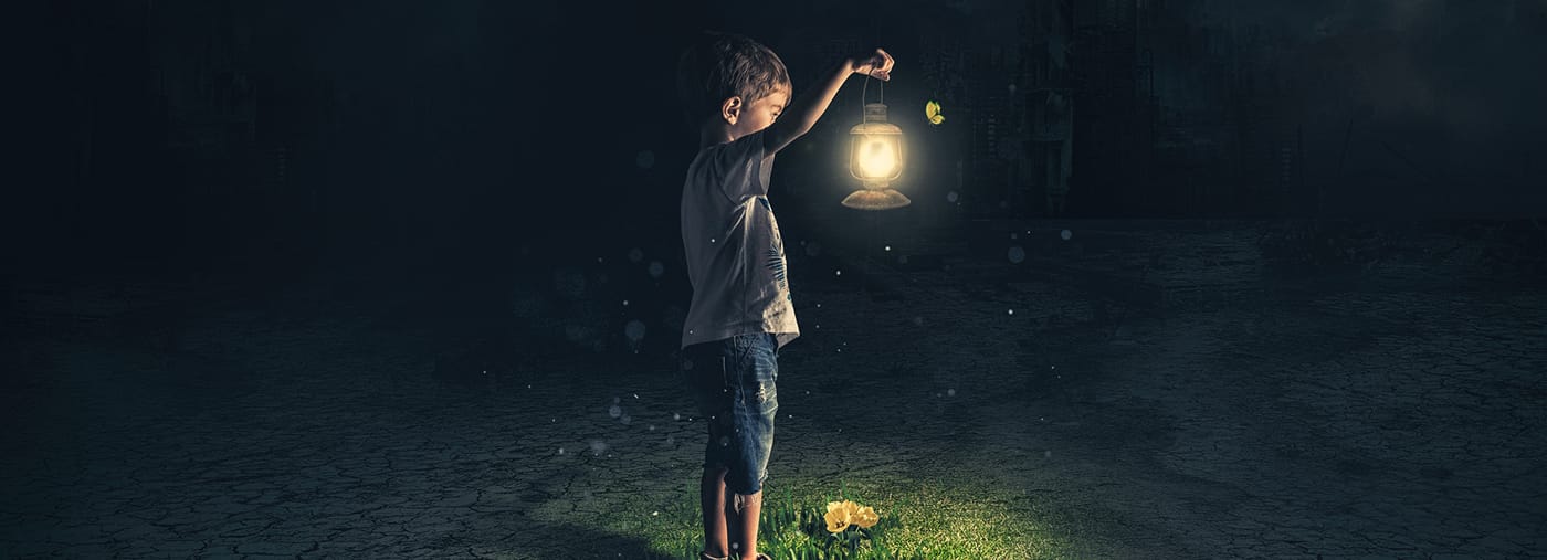 потерявшийся мальчик держит старую лампу в апоралипсической