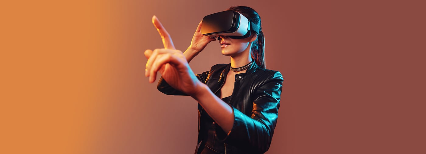 jovem garota experimentando o fone de ouvido vr está usando óculos realidade aumentada estando na virtual com mãos as