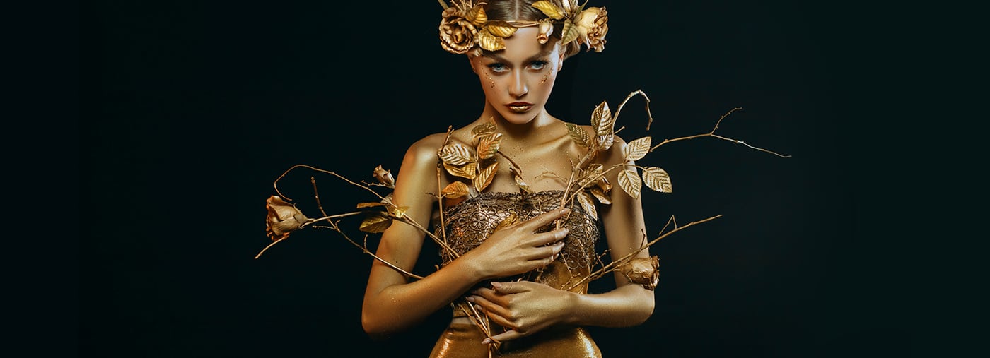 лицо женщины фантазии красоты paint золота золотая сияющая кожа богиня