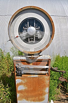 1,000 pound old worn-out industrial weighing scale