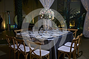 10 chairs table setting, elegant ballroom for wedding reception, decoration ideas, flowers centerpiece