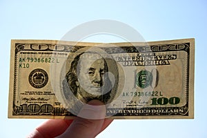 100 dollars banknote photo