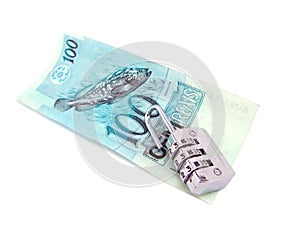 100 real brazilian money in closed padlock