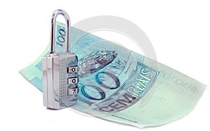 100 real brazilian money and closed padlock
