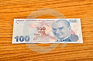 100 Turkish lira banknotes front view