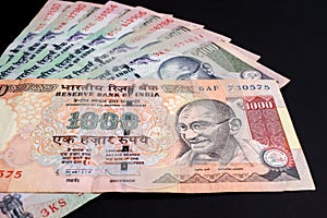 1000 and 100 Indian rupees notes