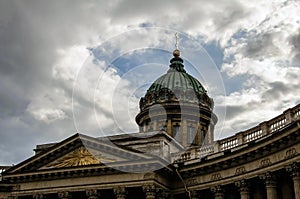 18.09 304. Sankt Petersburg.The dome of the Kasaner Kathedrale in on the background of a cloudy sky.