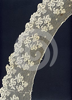 1800 delicate lace border