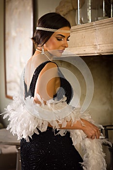 1920s lady with white boa waiting