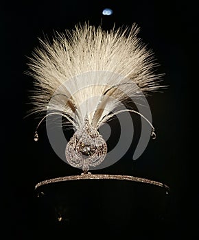 1924 Antique Jewelry Design Head Ornament Cartier Platinum White Pink Rose Gold Diamonds Feathers Luxury Fashion Accessory