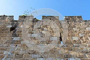 198/5000 Israel Jerusalem, view of the old city wall, photographed from below with the background on the wall against a bright blu