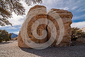 2 Boulders in love, Red Rock Canyon, Nevada, USA