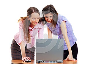 2 elegant women with a laptop