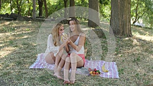 2 girls on a picnic