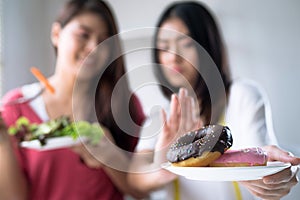 2 young women choose to eat vegetables and fruits