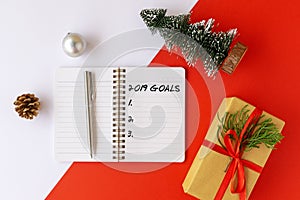 2019 goals text on note pad cup