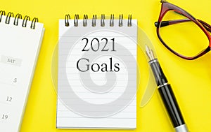 2021 goals written on a notepad