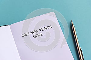 2021 New Year`s Goal text on note pad