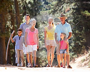  3generaciones familia sobre el países caminando 