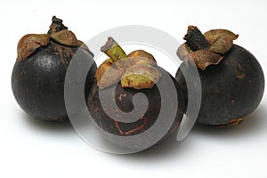 3 mangosteens