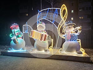 3 snowmen with different musical instruments