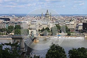 35/5000 Vid na gorod Budapesht i tsepnoy most View of the city of Budapest and the chain bridge