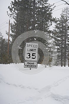 35 mph Highway Sign (Vertical)