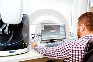 3D dental computer scanning machine and a technician