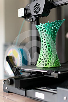 3d printing of a vase with multicolored pla filament