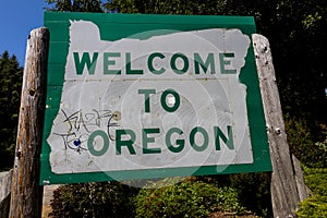 4/29/2019 OREGON, USA - Welcome to Oregon state road sign