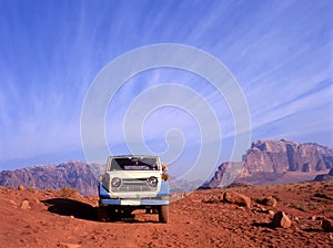  4redondo conducir en cauce desierto en Jordán 