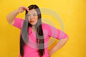 40-year-old Latina woman with long hair suffers from having it mistreated, observes her damaged split ends that need treatment