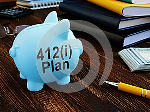 412i plan on the side of piggy bank. Pension concept.