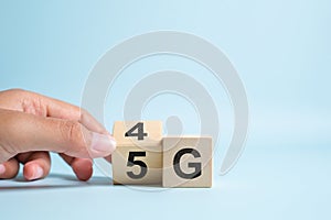 4G to 5G incription over wooden blocks