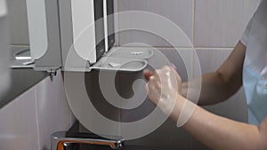 4K. Hand washing with an automatic liquid soap dispenser