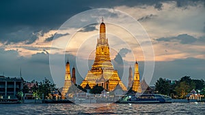 4K Time lapse of Wat Arun Ratchawararam (the Temple of Dawn) at sunset, one of the famous places in Bangkok, Thailand